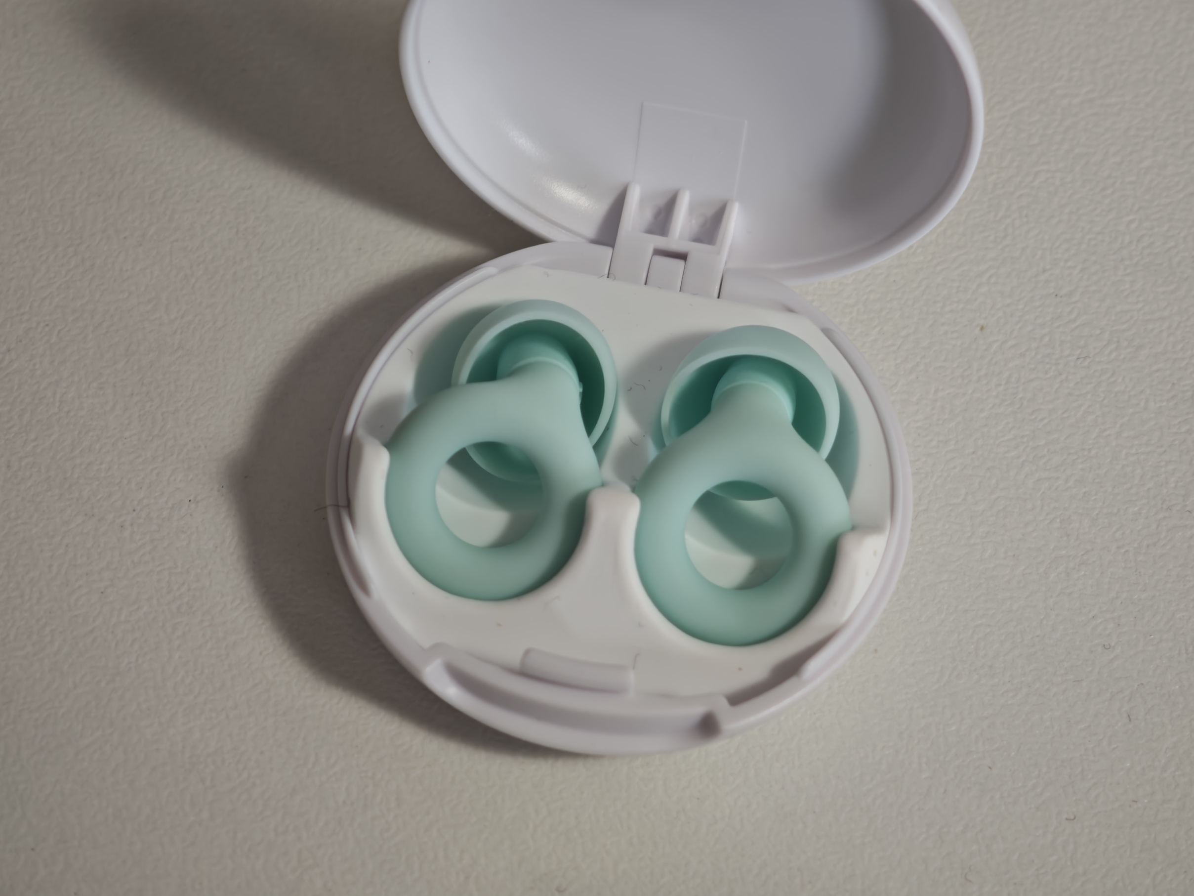 Loop Quiet 2 ミントカラー。
白いケースに入っている。