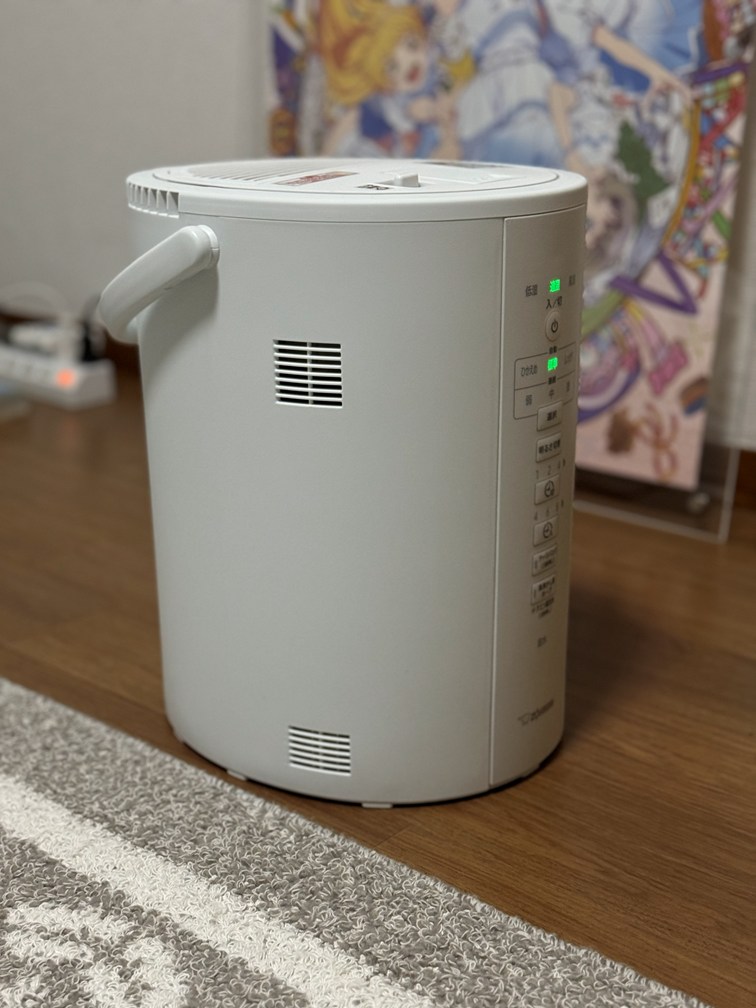 象印の加湿器。ホワイト。