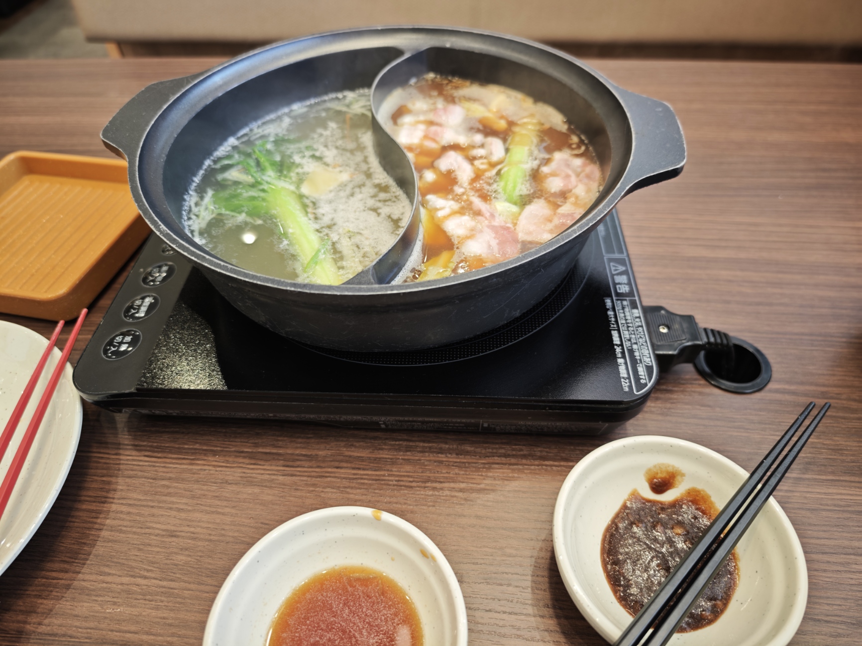 鍋。
白だしと濃厚豚スープだし