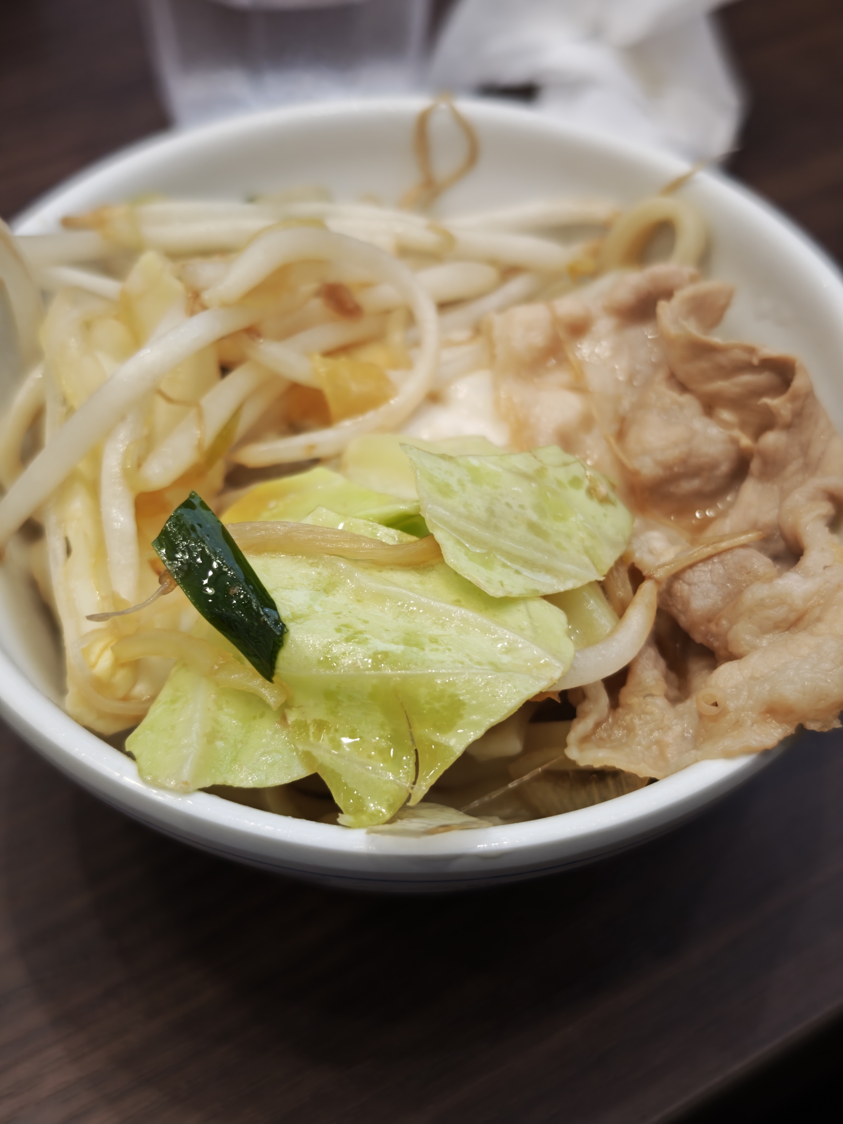 ラーメン。豚バラやキャベツ、もやしなどを茹でたもの。