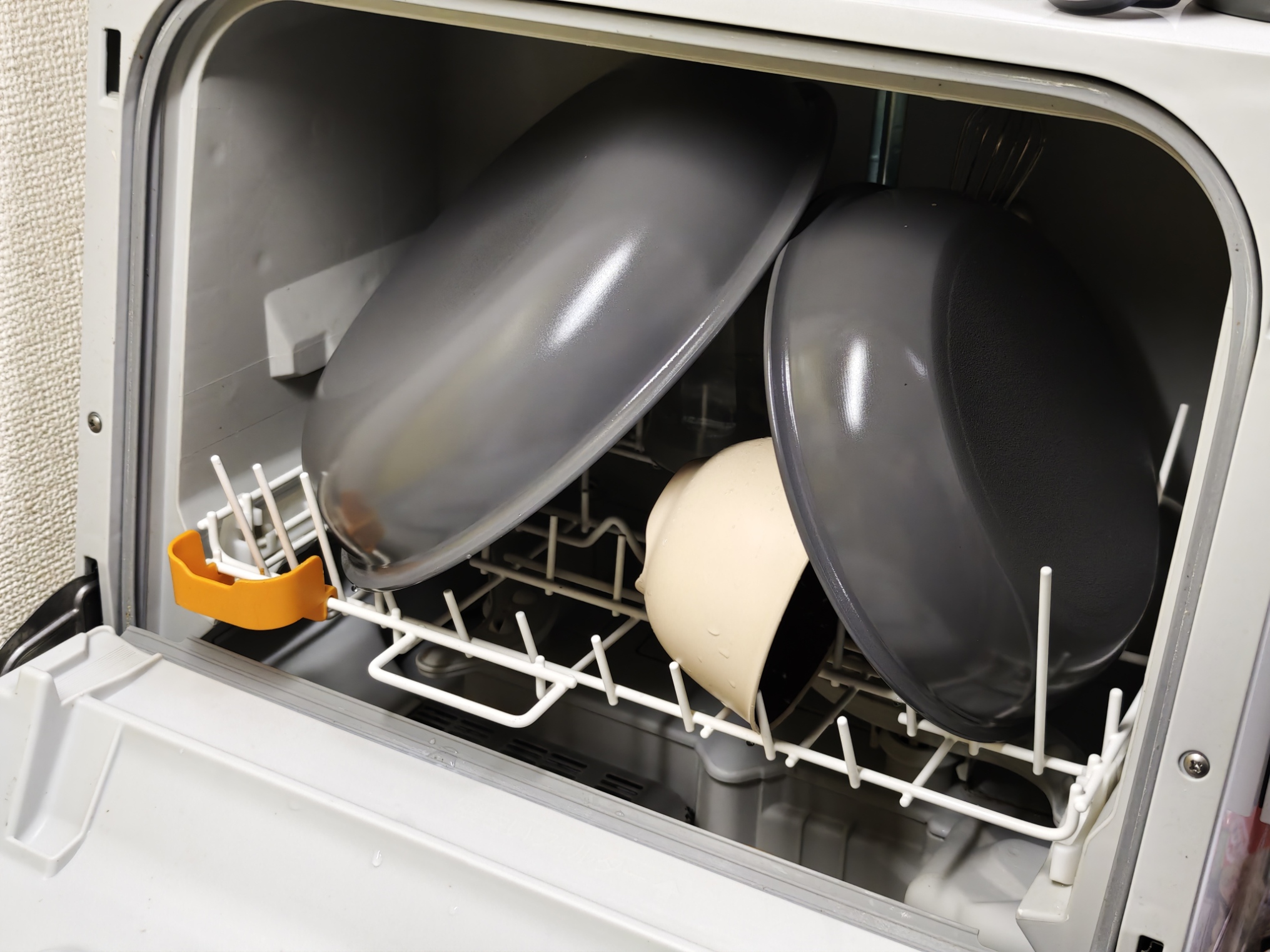 食洗機(NP-TCR4)にフライパン20cm・26cmを入れたところ。みそ汁のお椀や箸も入っている。